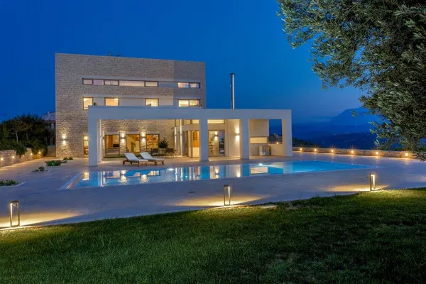 680 m² Villa with Seven Bedrooms for Sale in Heraklion