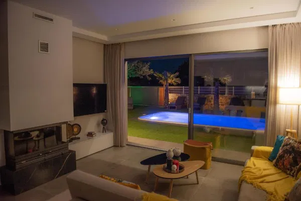 Seafront Two-Bedroom Villa for Sale in Agia Pelagia, Malevizi — photo 3