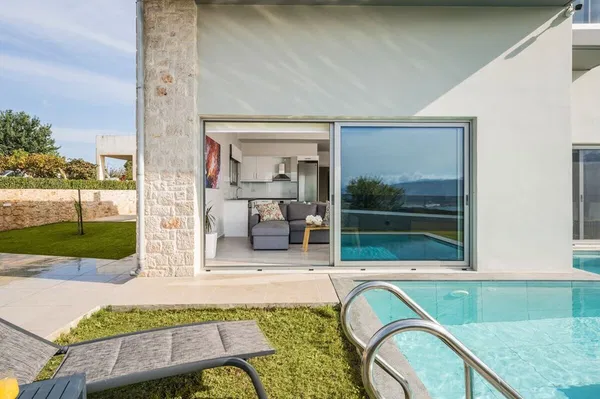 Sea View 200 m² Villa with Four Bedrooms for Sale in Akrotiri, Chania — photo 2