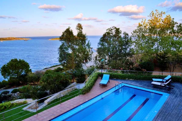 Sea View Nine-Bedroom Villa for Sale in Loutraki Akrotiriou, Akrotiri