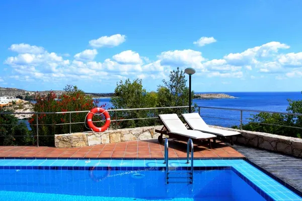 Sea View Nine-Bedroom Villa for Sale in Loutraki Akrotiriou, Akrotiri — photo 3