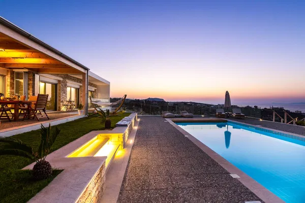 Sea View 430 m² Villa with Six Bedrooms for Sale in Heraklion