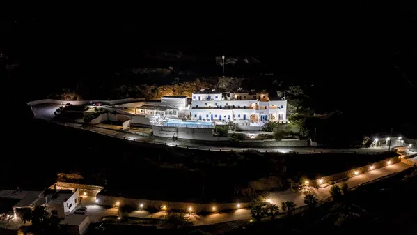 810 m² Sea-View Hotel for Sale in Paros, Cyclades