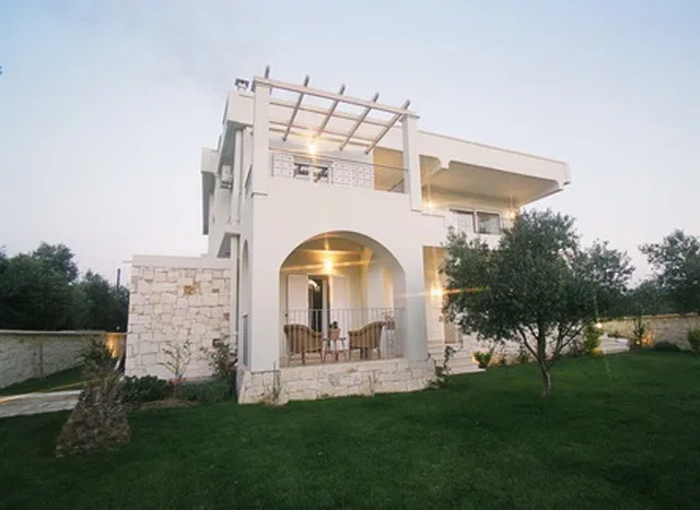 Seafront Two-Bedroom Villa for Rent in Darmarochori, Platanias
