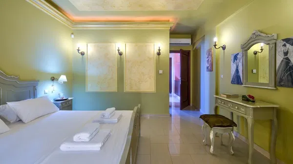 Four-Bedroom Seafront Villa for Rent in Georgioupolis, Apokoronas — photo 3