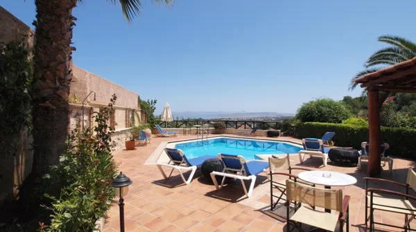 2000 m² Sea View Three-Bedroom Villa for Rent in Platanias, Chania
