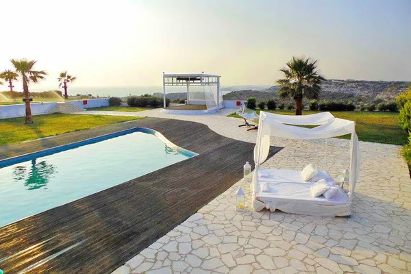 Sea-View One-Bedroom Villa for Rent in Kalathas, Akrotiri