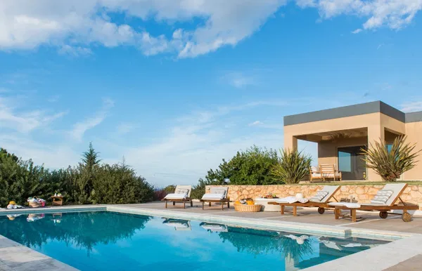 Sea View Six-Bedroom Villa for Rent in Agios Matthaios, Akrotiri — photo 3
