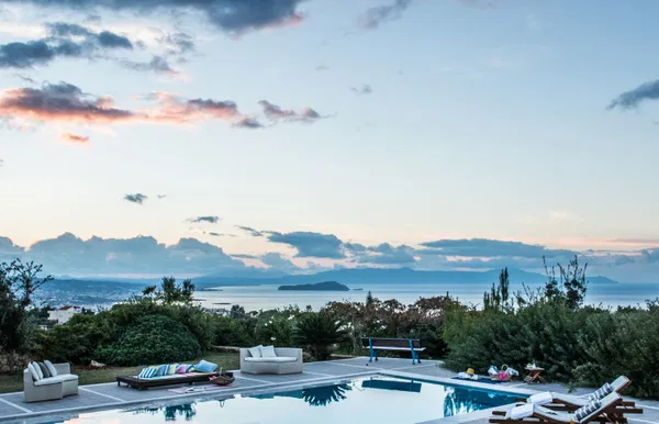 Sea View Six-Bedroom Villa for Rent in Agios Matthaios, Akrotiri — photo 2