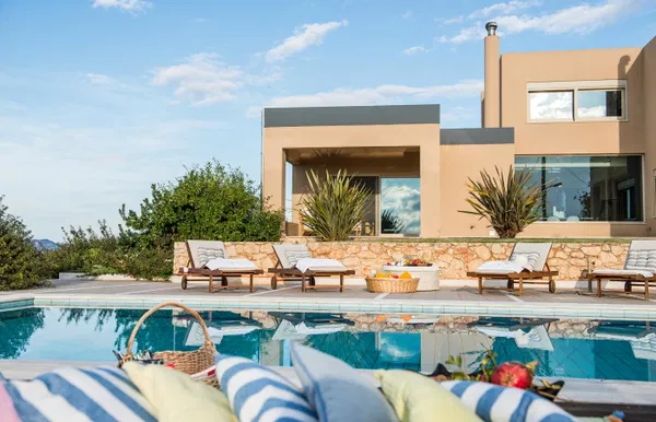 Sea View Six-Bedroom Villa for Rent in Agios Matthaios, Akrotiri — photo 5