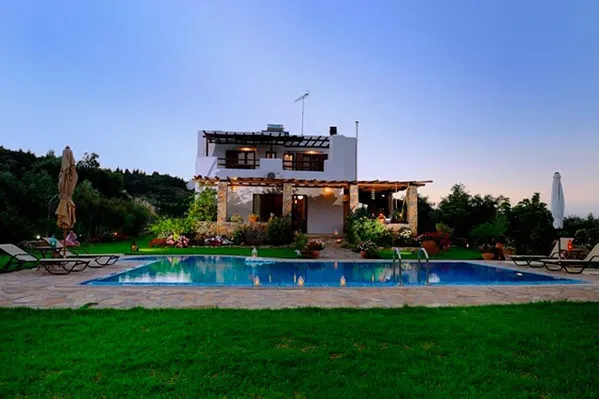 Seafront Three-Bedroom Villa for Rent in Pemonia, Apokoronas — photo 2