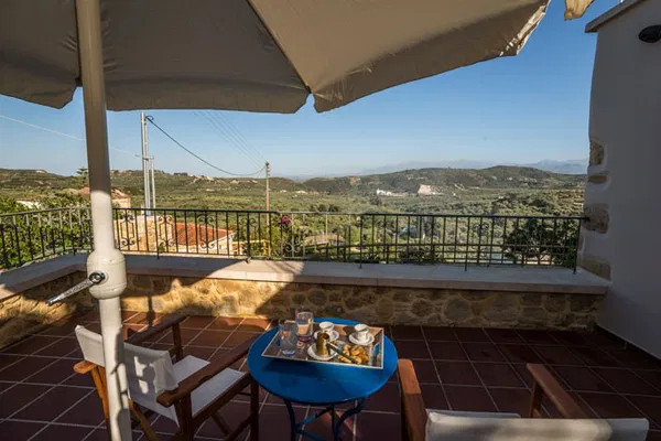 Seafront 170 m² Villa with Three Bedrooms for Rent in Kamara, Platanias