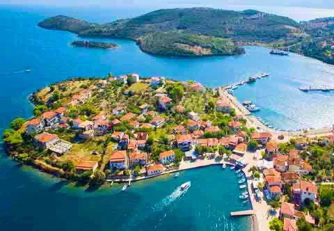 Sea-View 2,000 m² Land for Sale in Trizonia, Sterea Hellas