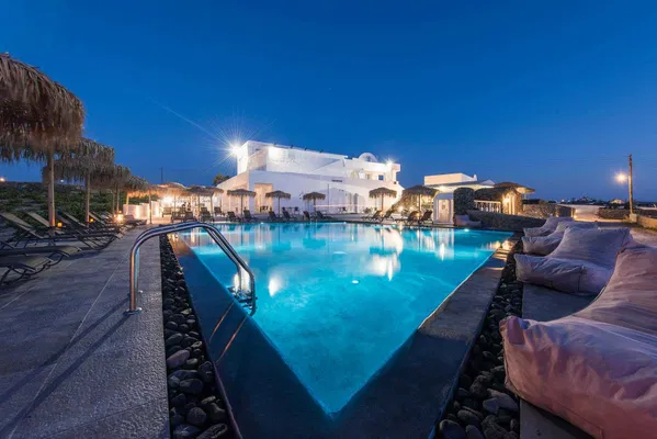 1000 m² Sea-View Hotel for Sale in Santorini, Cyclades — photo 2