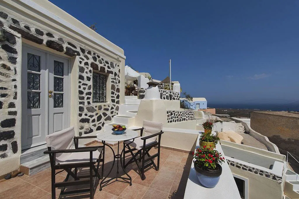 Sea-View Hotel for Sale in Santorini, Cyclades with Air conditioning