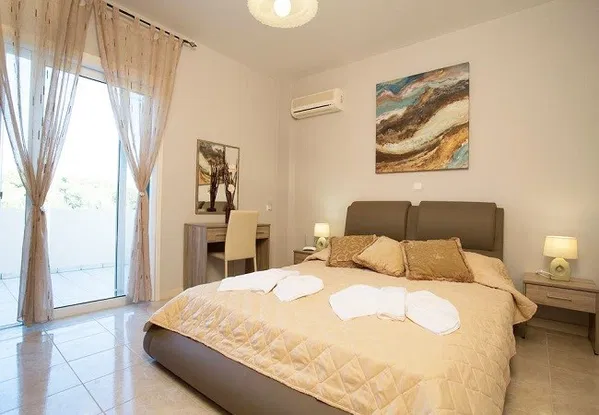 Sea-View 400 m² Villa with Six Bedrooms for Sale in Kalyves, Apokoronas — photo 3