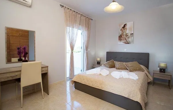 Sea-View 400 m² Villa with Six Bedrooms for Sale in Kalyves, Apokoronas