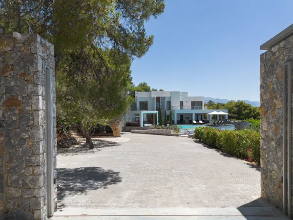 Sea-View Six-Bedroom Villa for Sale in Agios Matthaios, Akrotiri — photo 5