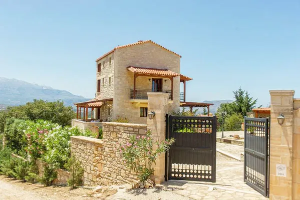 Sea-View 300 m² Villa with Four Bedrooms for Sale in Plaka Apokoronas, Apokoronas — photo 2