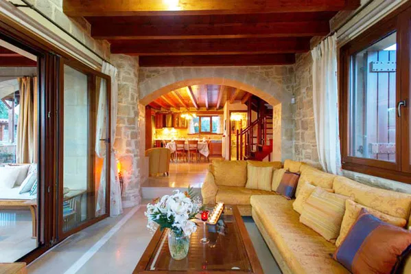Sea-View 300 m² Villa with Four Bedrooms for Sale in Plaka Apokoronas, Apokoronas — photo 4