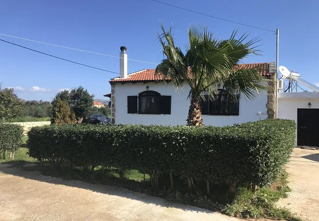 Seafront 115 m² Villa with Two Bedrooms for Sale in Pazinos, Akrotiri