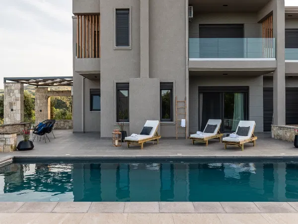 Seafront Three-Bedroom Villa for Sale in Kolymbari, Platanias — photo 3