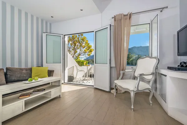 12700 m² Sea-View Hotel for Sale in Santorini, Cyclades — photo 2
