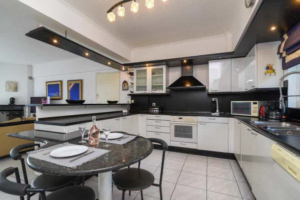 Sea-View 219 m² Villa with Five Bedrooms for Sale in Anavyssos, Attica — photo 4