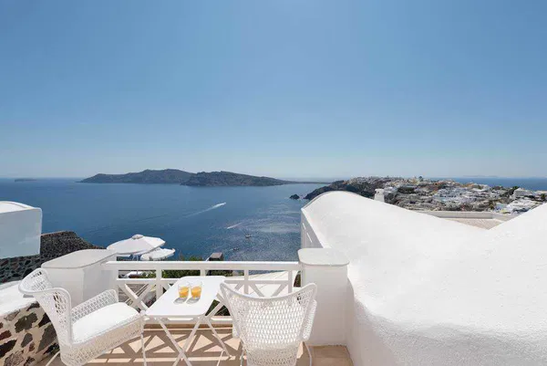 178 m² Sea-View Three-Bedroom Villa for Sale in Santorini, Cyclades
