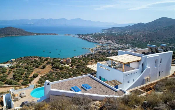 Sea-View 200 m² Villa with Five Bedrooms for Rent in Elounda, Agios Nikolaos — photo 3