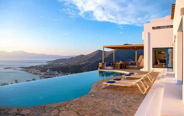 Sea-View 200 m² Villa with Five Bedrooms for Rent in Elounda, Agios Nikolaos — photo 2