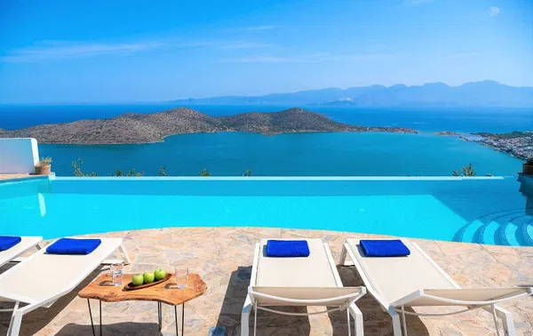 Sea-View 200 m² Villa with Five Bedrooms for Rent in Elounda, Agios Nikolaos — photo 4