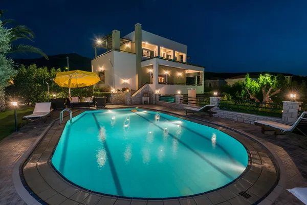Sea-View 350 m² Villa with Six Bedrooms for Sale in Rethymnon — photo 3