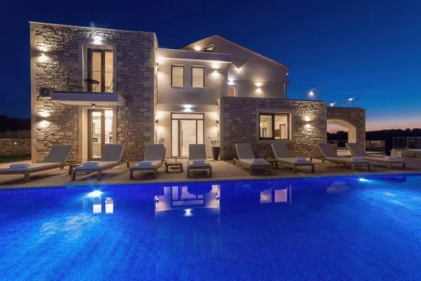 Sea View 400 m² Villa with Seven Bedrooms for Sale in Perama, Arkadi — photo 3