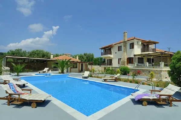 200 m² Villa with Three Bedrooms for Sale in Alonissos, Magnesia — photo 2