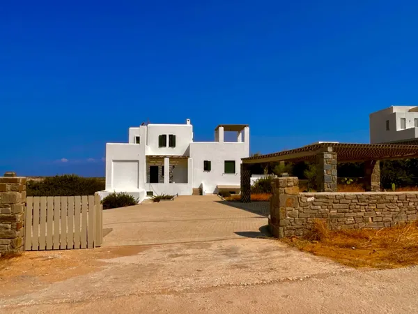 Renovated 220 m² Villa with Five Bedrooms for Sale in Paros, Cyclades — photo 3