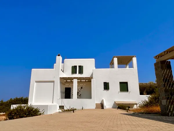 Renovated 220 m² Villa with Five Bedrooms for Sale in Paros, Cyclades — photo 4