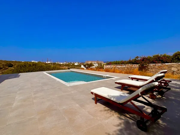 Renovated 220 m² Villa with Five Bedrooms for Sale in Paros, Cyclades — photo 5