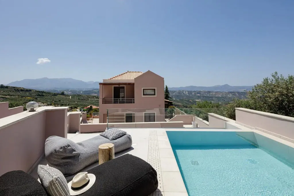 Seafront 197 m² Villa with Four Bedrooms for Sale in Heraklion
