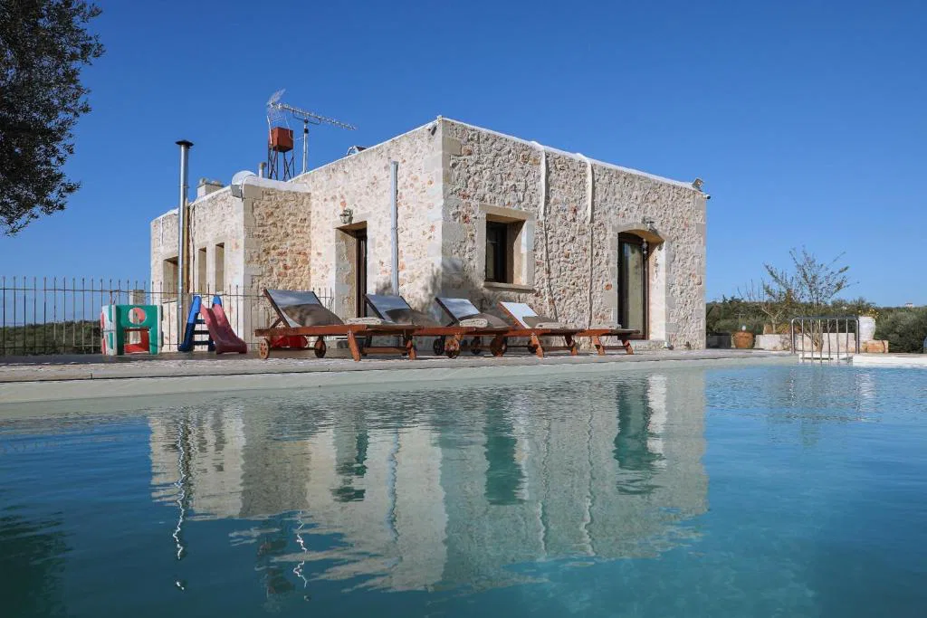 Three-Bedroom Villa for Sale in Varipetro, Chania