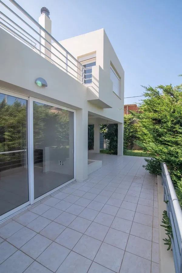 Seafront 306 m² Villa with Five Bedrooms for Sale in Kalyvia Thorikou, Lagonisi — photo 4