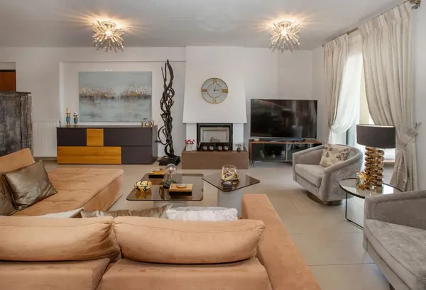 Renovated 215 m² Villa with Four Bedrooms for Sale in Vari - Varkiza, Athens Southern suburbs — photo 4