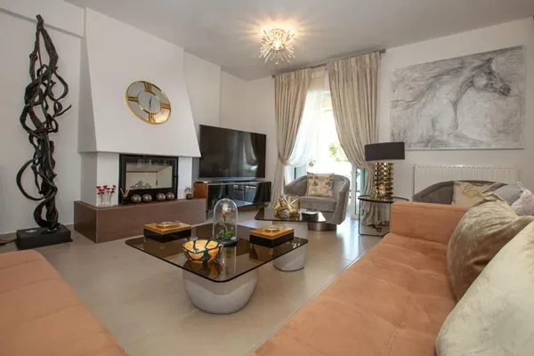 Renovated 215 m² Villa with Four Bedrooms for Sale in Vari - Varkiza, Athens Southern suburbs — photo 2