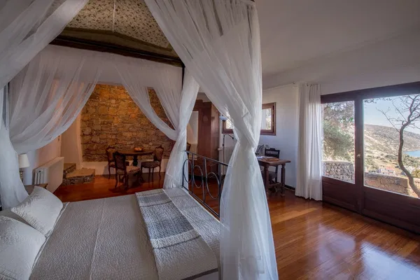 Six-Bedroom Renovated Villa for Sale in Katsikia, Agios Nikolaos — photo 4