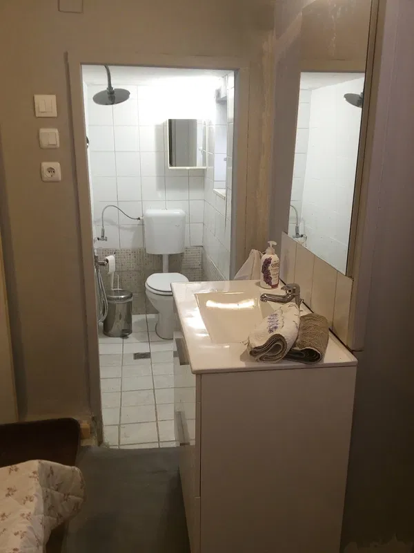 Renovated 48 m² Villa with One Bedrooms for Sale in Keratsini, Piraeus Suburbs — photo 5